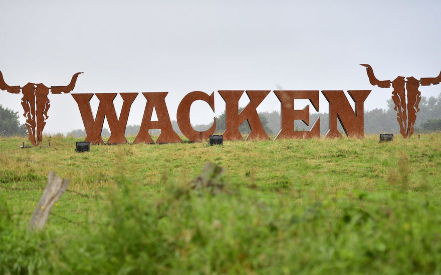 Wacken Schriftzug auf Wiese