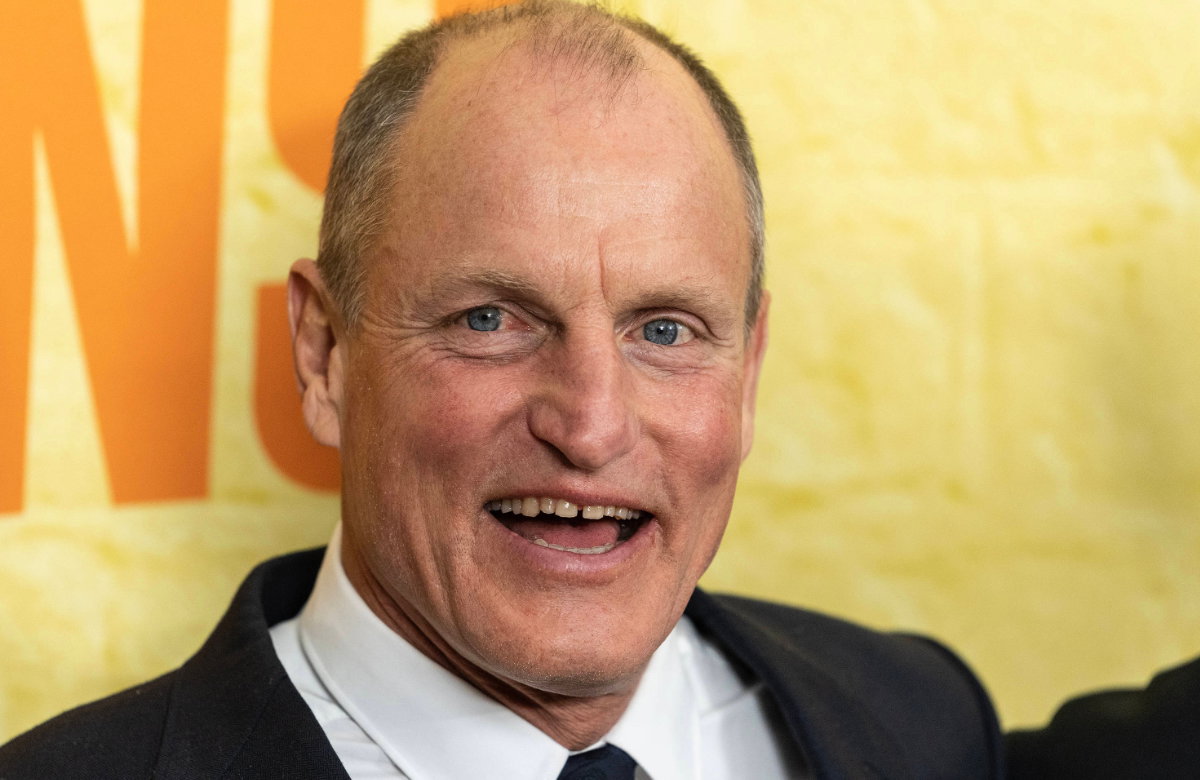 Woody Harrelson lacht mit offenem Mund.