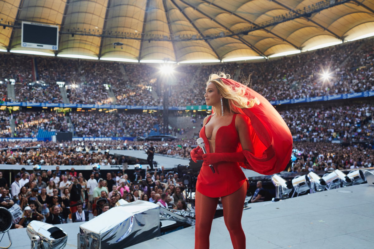 Beyoncé steht auf der Bühne im Volksparkstadion