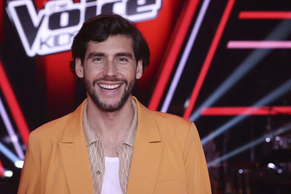 Alvaro Soler grinst am Set von "The Voice Kids"