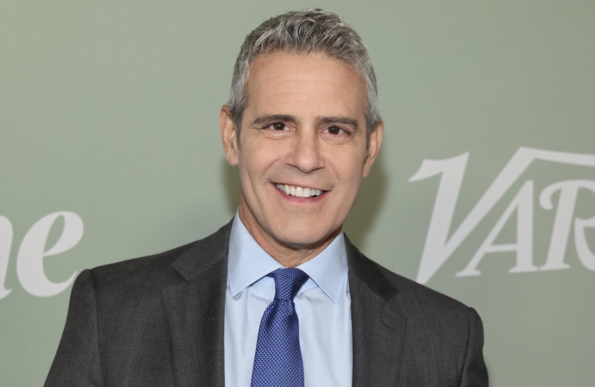 US-Moderator Andy Cohen blickt in die Kamera