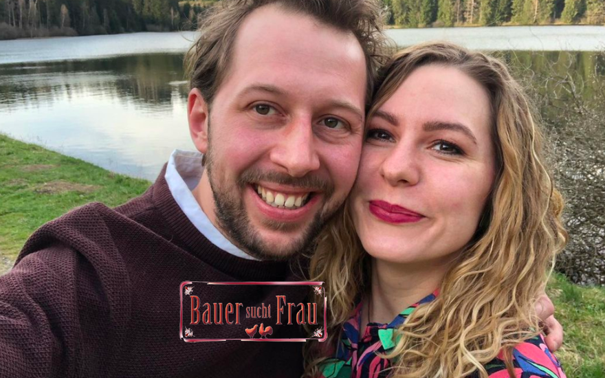 "Bauer sucht Frau"-Paar Arne und Antje glücklich - mit Logo