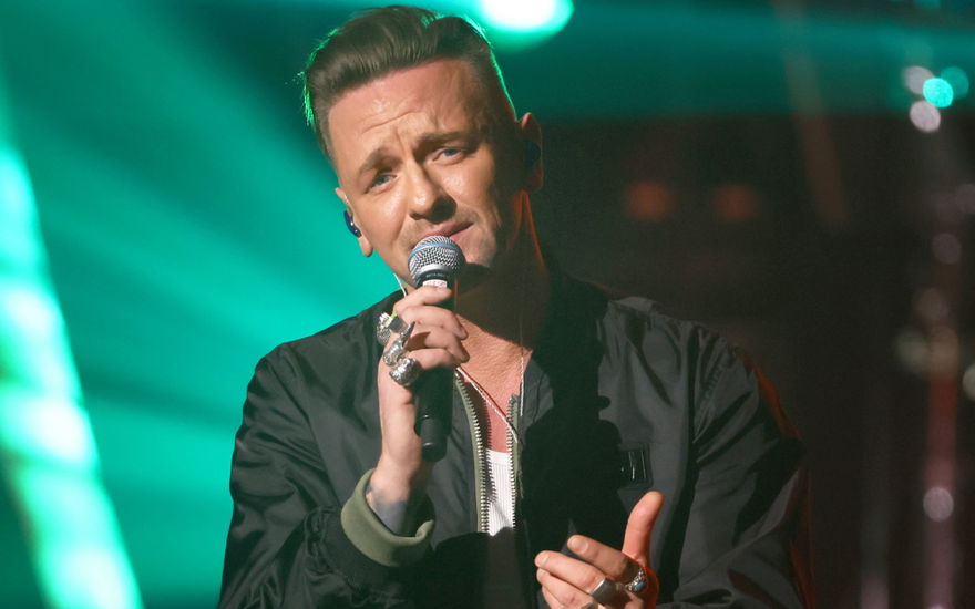 Ben Zucker guckt leidend beim Singen