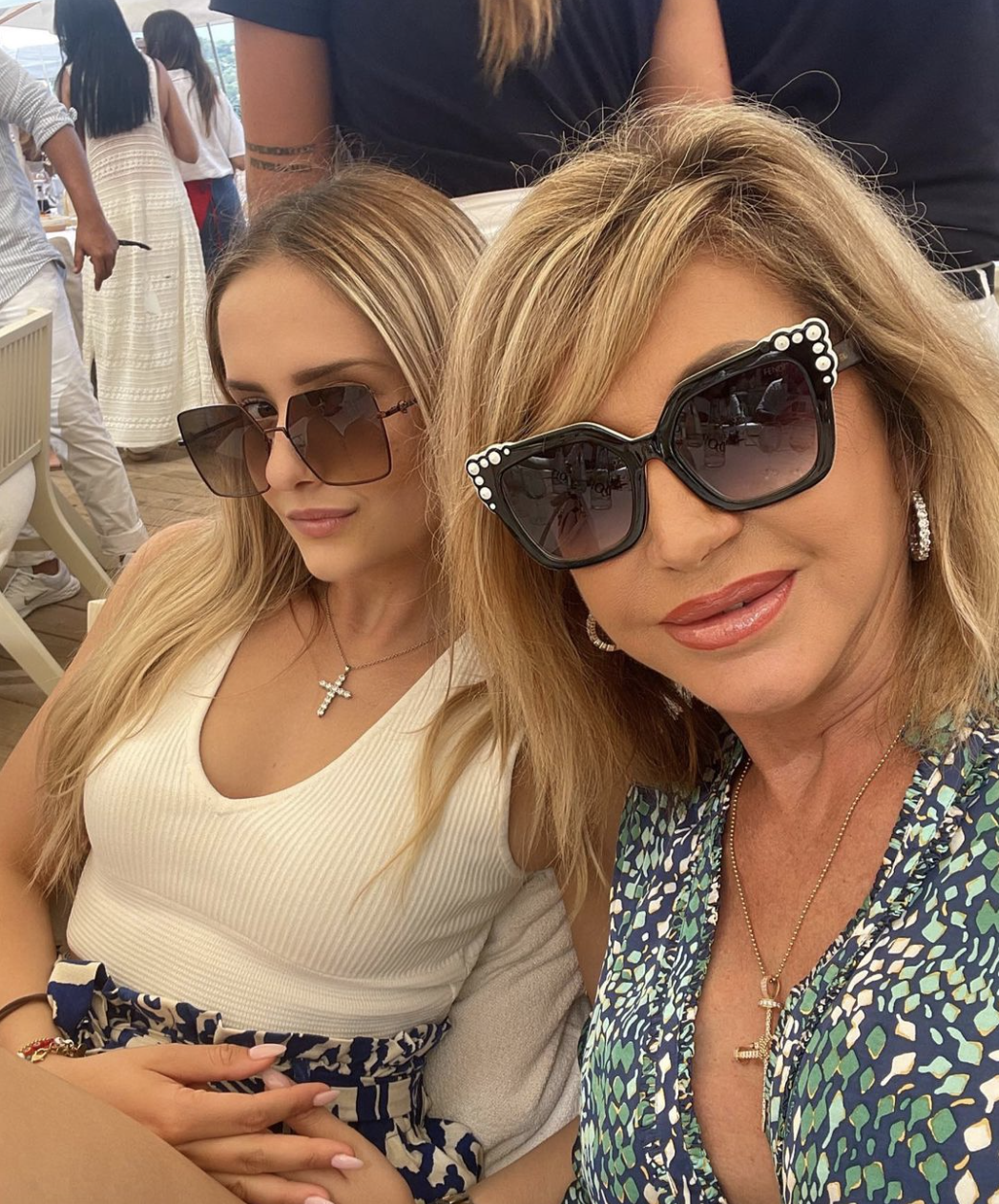 Davina und Carmen Geiss machen mit Sonnenbrille auf ein Selfie