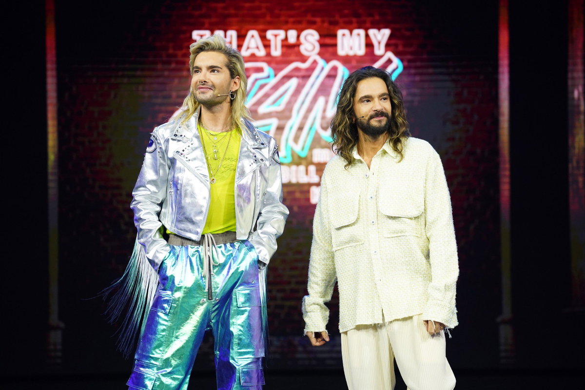 Bill und Tom Kaulitz stehen nebeneinander im Studio