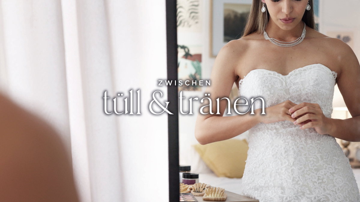 Braut sieht traurig zu Boden, "Zwischen Tüll & Tränen"-Logo in der Mitte