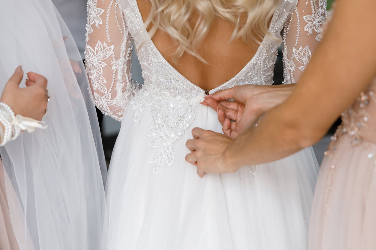Eine Braut probiert ihr Kleid an