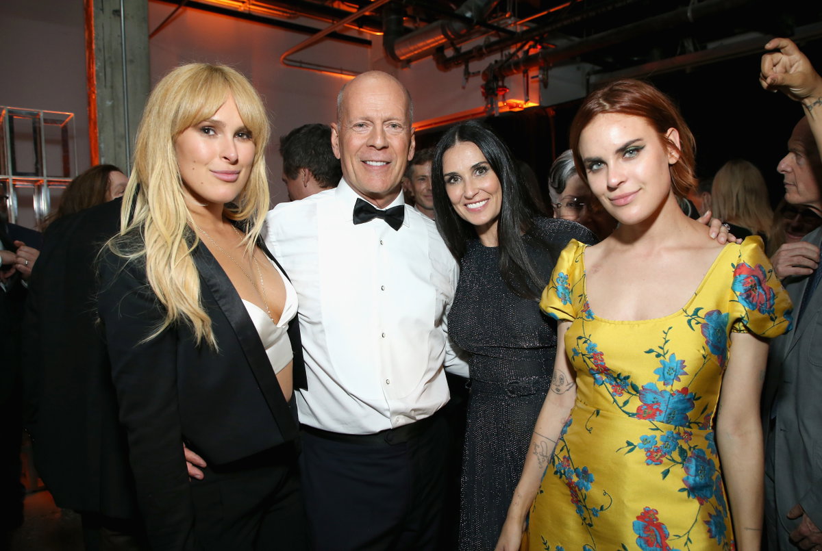 Bruce Willis, Demi Moore und Tochter Tallulah stehen nebeneinander