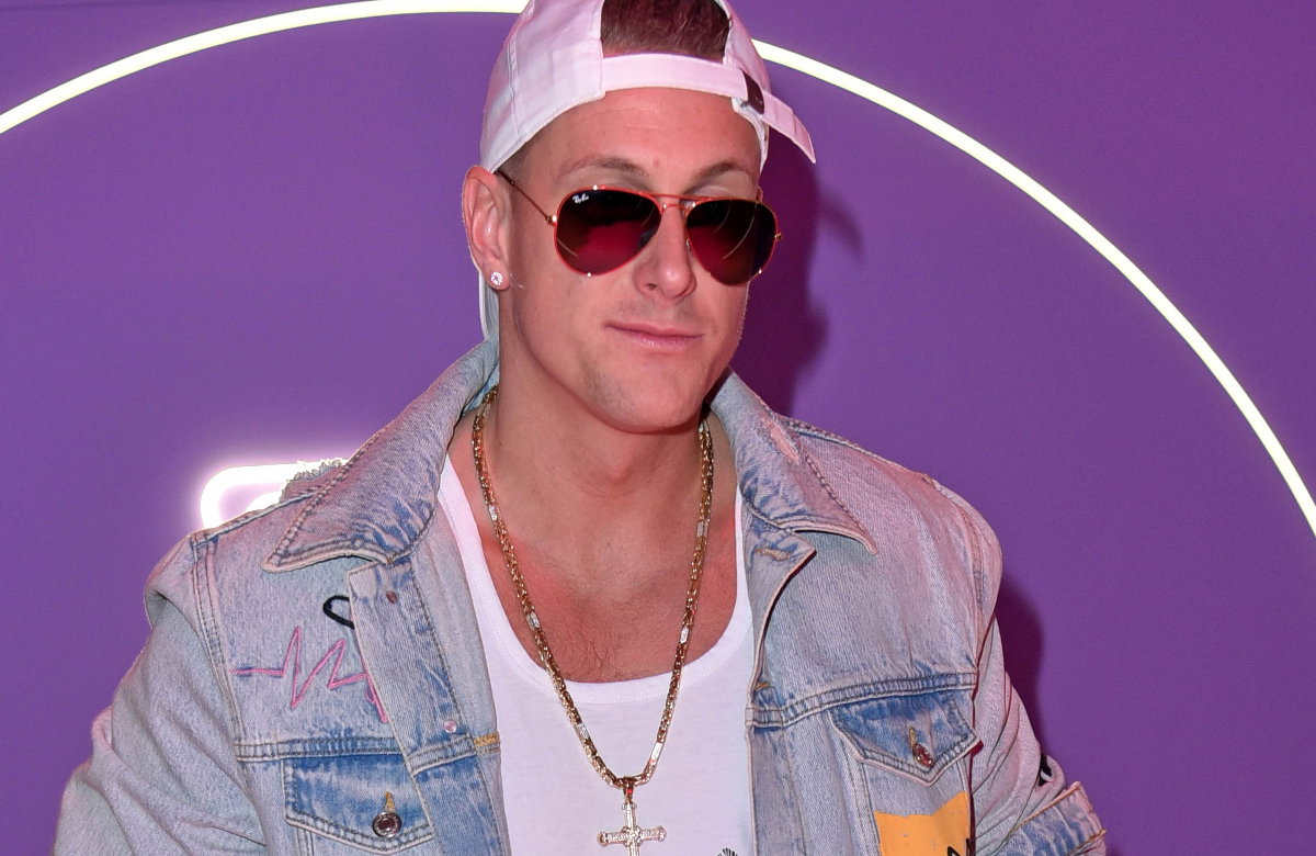 Calvin Kleinen mit Sonnenbrille und Cappy