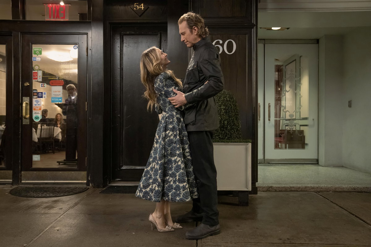Carrie Bradshaw (Sarah Jessica Parker) und Aidan Shaw (John Corbett) in "And Just Like That" ... - Staffel 2