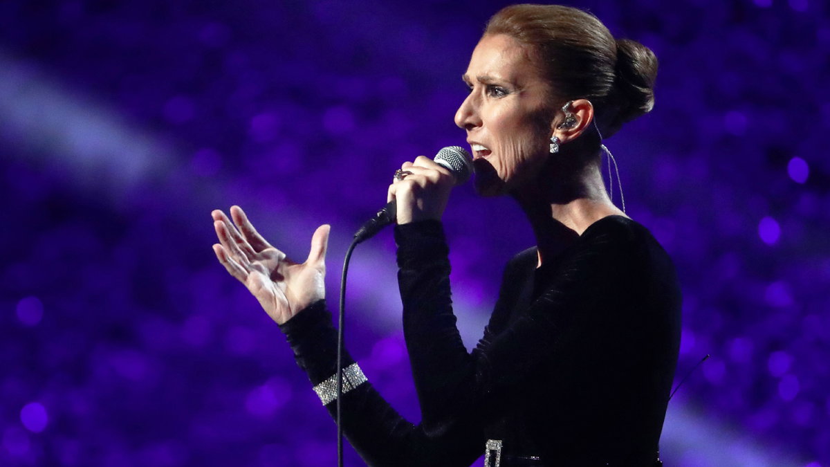 Céline Dion singt ins Mikrofon