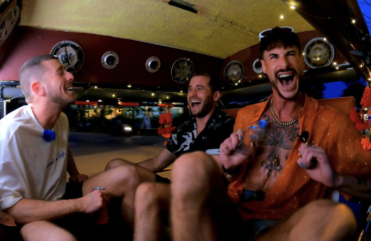 "Charming Boys"-Kandidaten Sebastian, Rudi und Pizza feiern im Auto