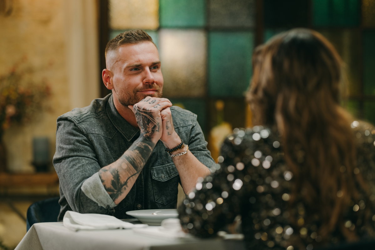 Chris Broy sitzt Eva Benetatou gegenüber