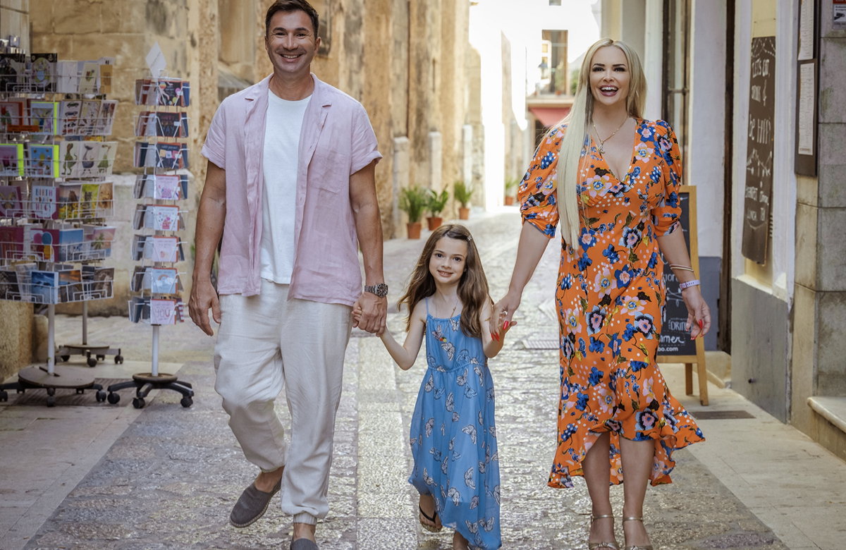 Daniela Katzenberger und Lucas Cordalis mit Töchterchen Sophia in der Sendung "Daniela Katzenberger - Familienglück auf Mallorca".
