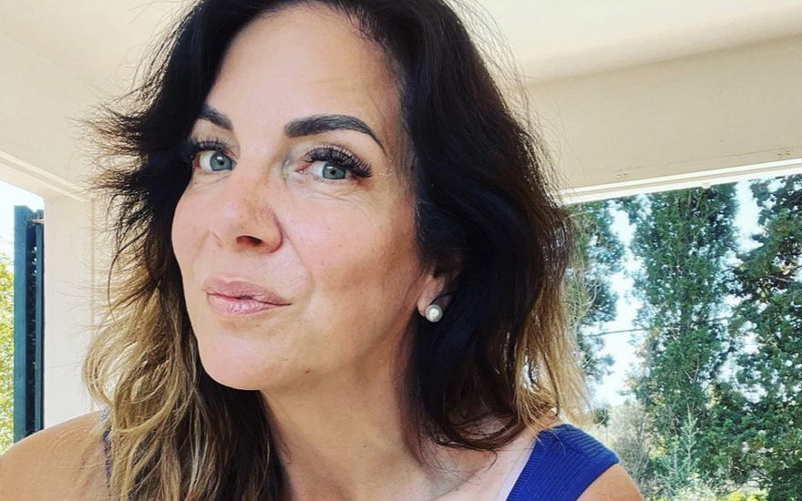 Danni Büchner macht ein Selfie auf ihrer Terrasse