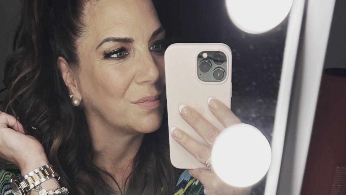 Danni Büchner macht ein Selfie mit ihrem iPhone