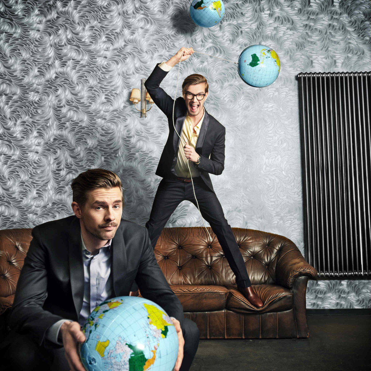Joko und Klaas posieren mit Globussen für "Das Duell um die Welt"