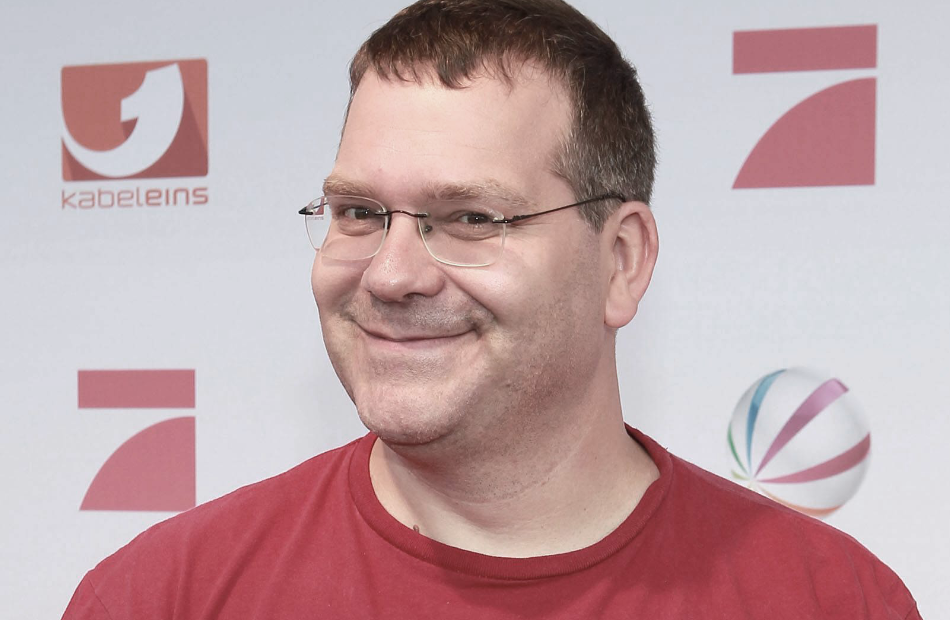 Elton lächelt