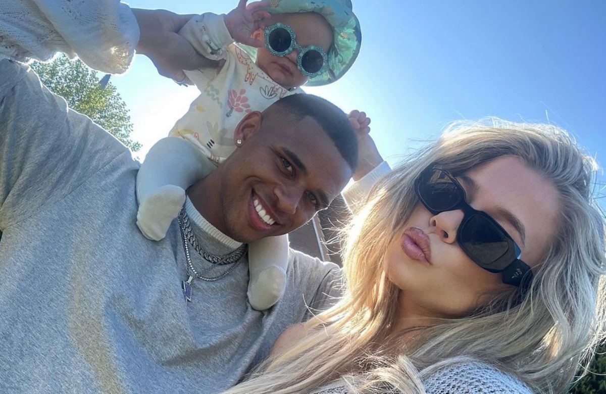 Kevin Njie und Emily Hüffer mit ihrem Baby