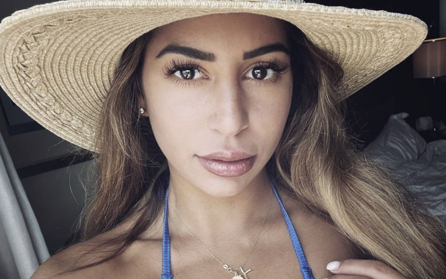 Eva Benetatou im Bikini und mit Sonnenhut