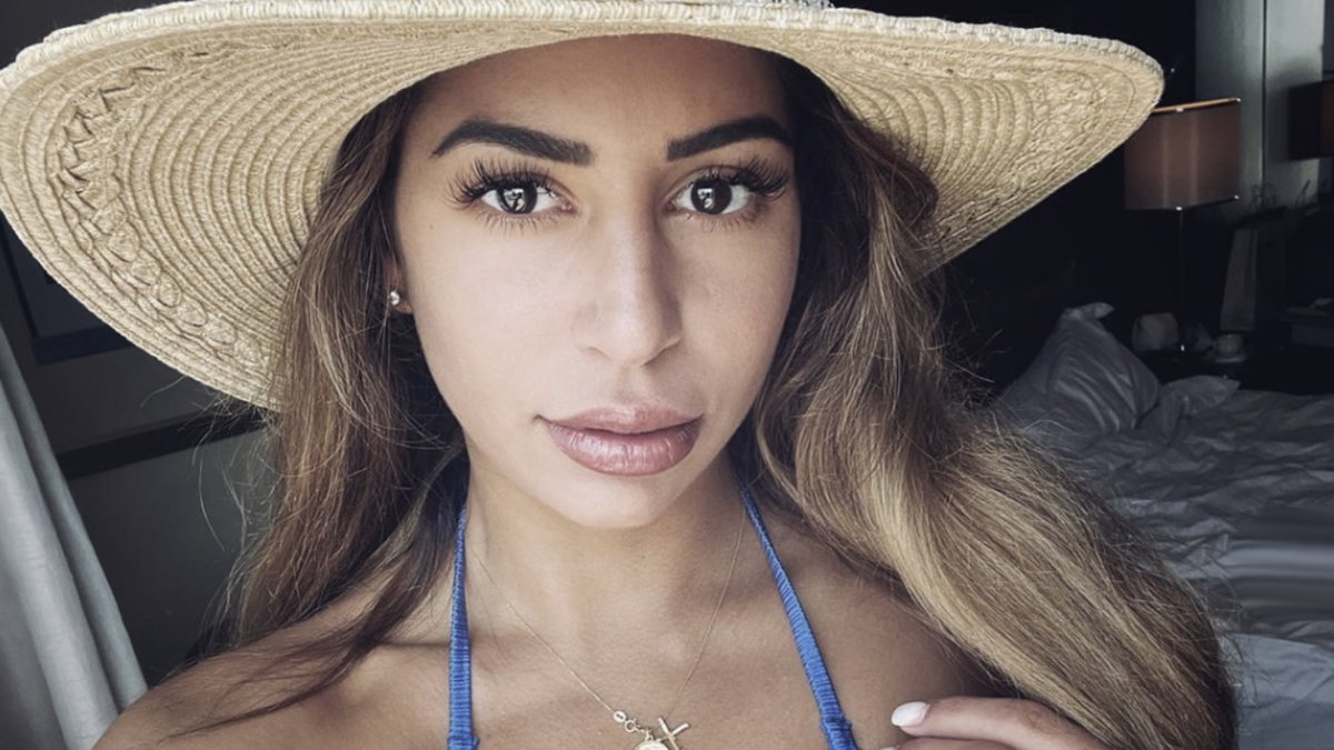 Eva Benetatou im Bikini und mit Sonnenhut