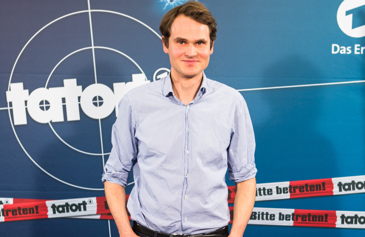 "Tatort"-Star Fabian Hinrichs posiert