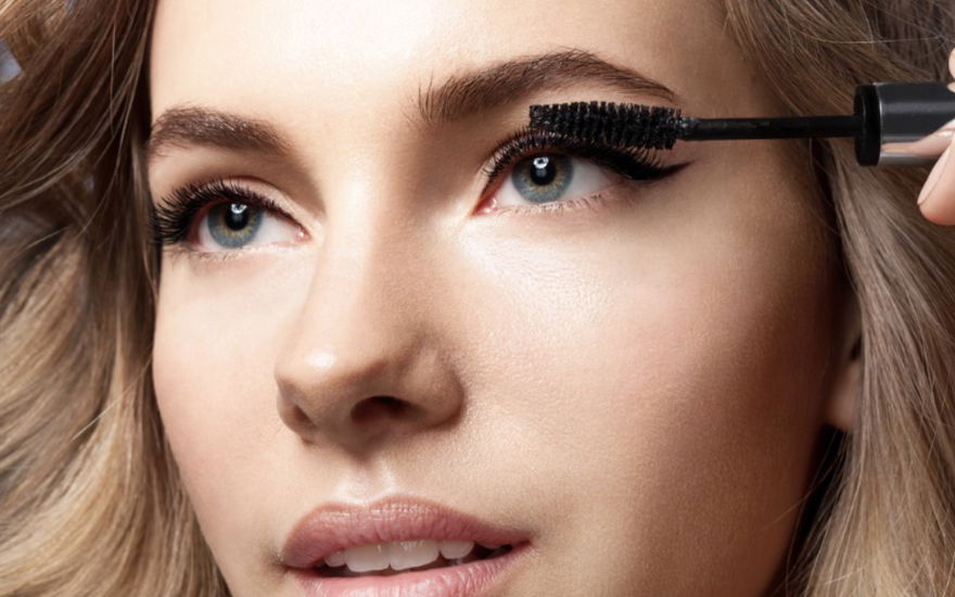 Frau trägt Mascara auf