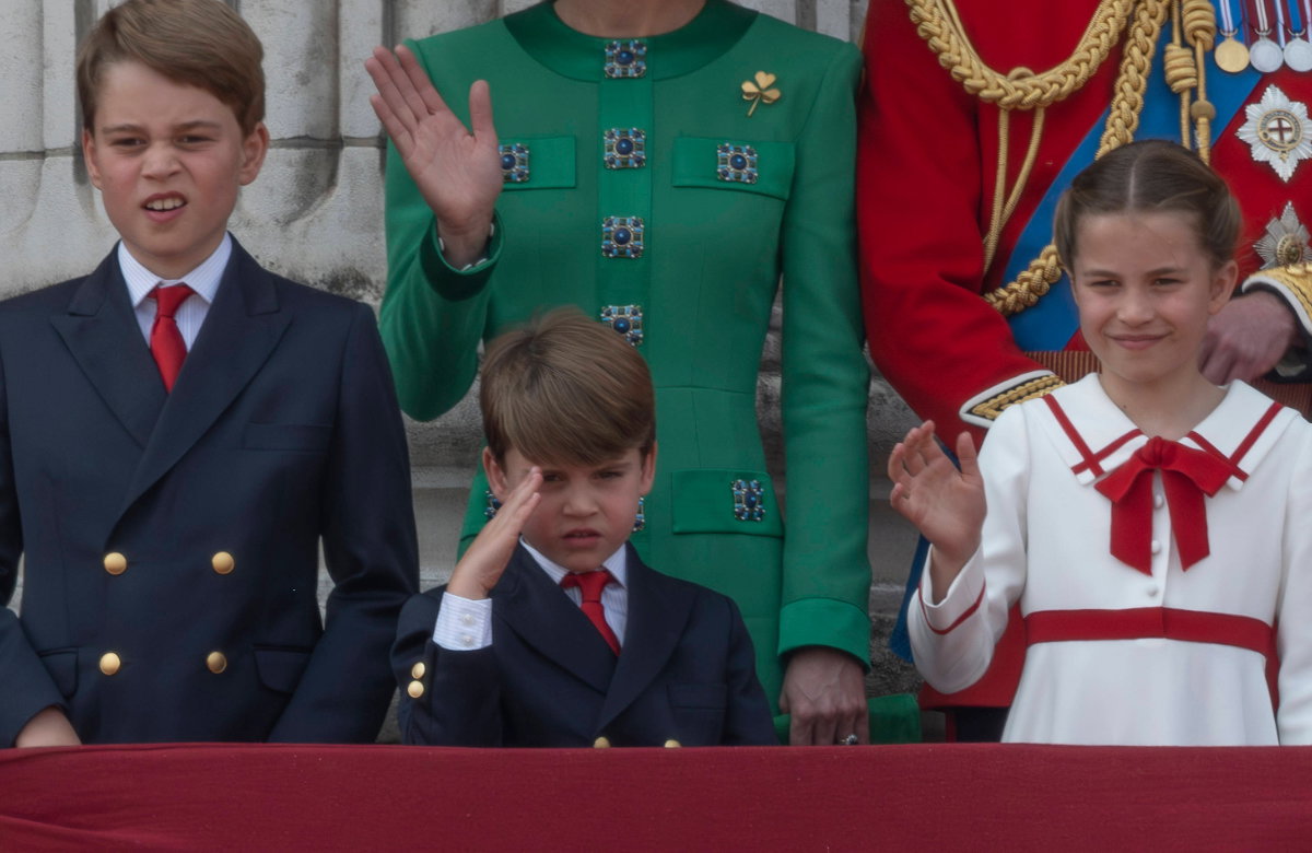 Prinz Louis salutiert auf dem Balkon