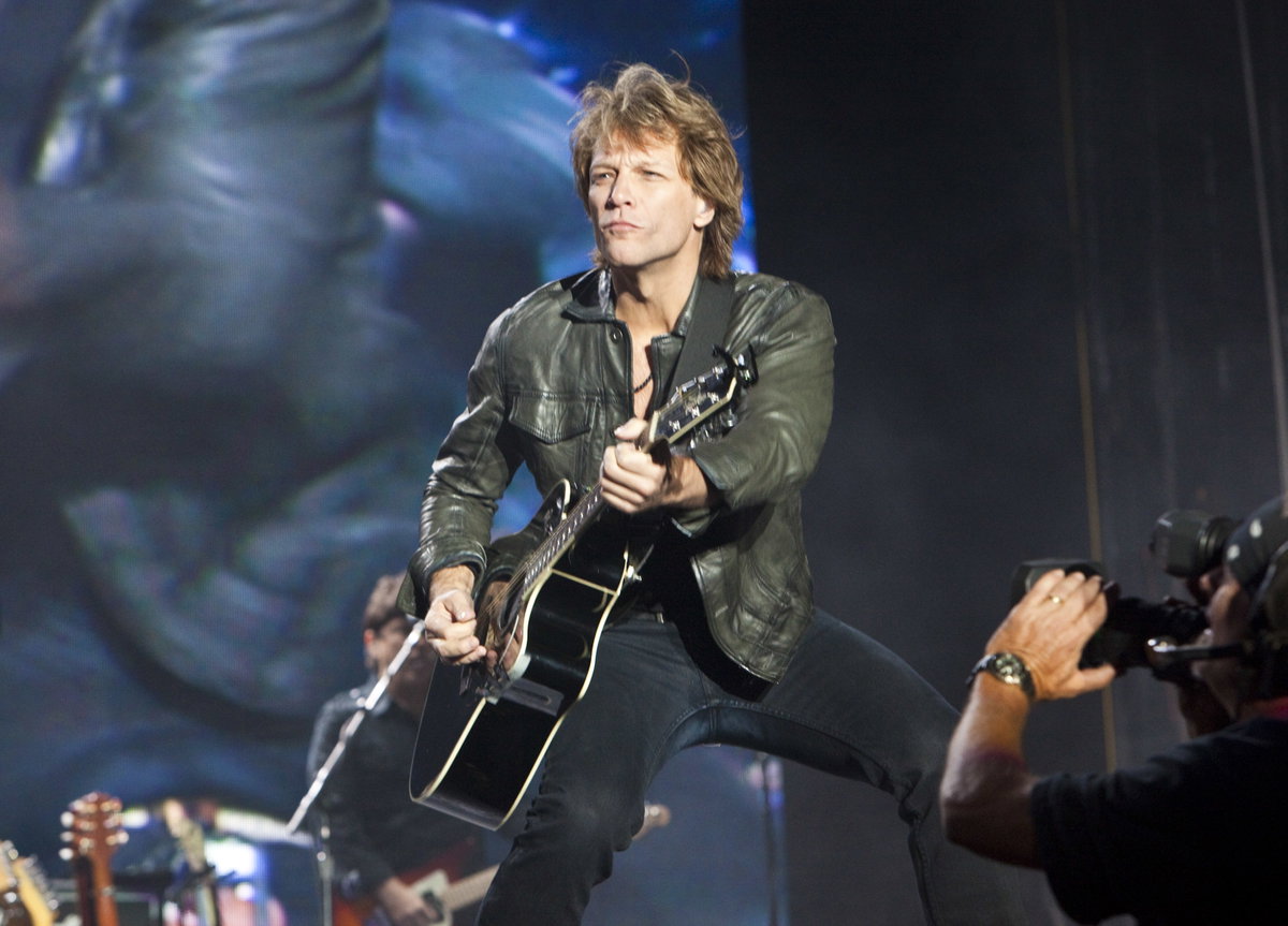 Jon Bon Jovi spielt Gitarre auf der Bühne