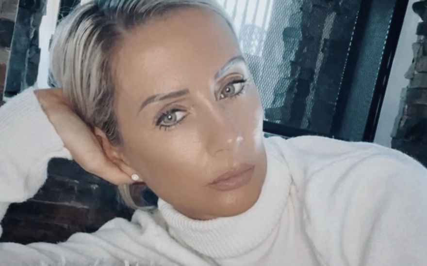 Peggy Jerofke sieht traurig aus auf einem Selfie in ihrem Wohnzimmer