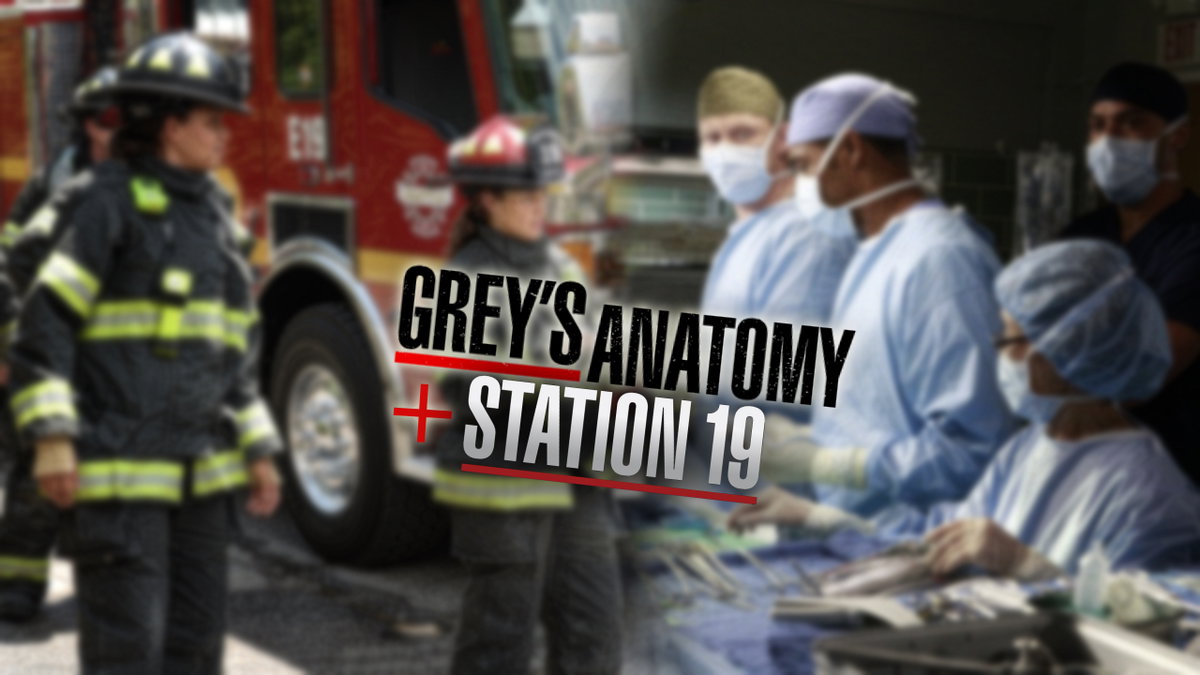 "Grey's Anatomy"-Logo und "Station 19"-Logo nebeneinander, im Hintergrund sind Ausschnitte aus den Serien zu sehen