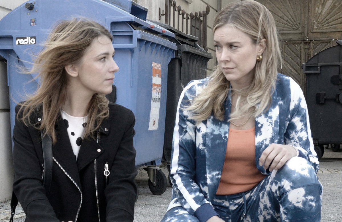 Lilly und Jessica schauen sich bei GZSZ ernst an