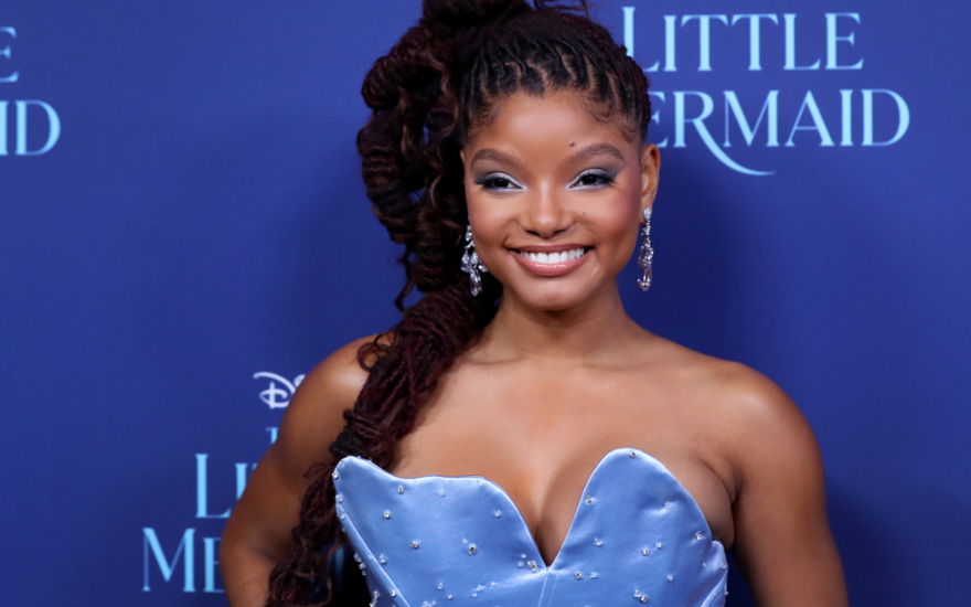 Halle Bailey posiert für Fotografen