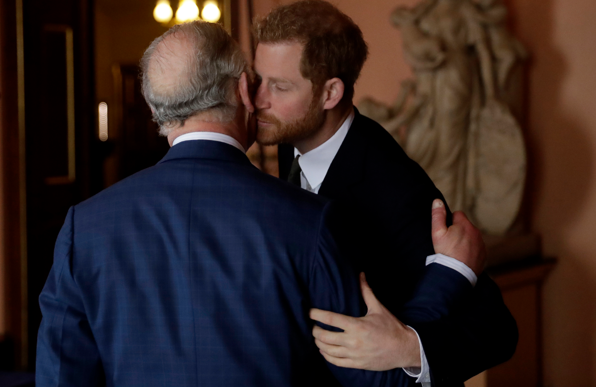 König Charles und Prinz Harry küssen sich