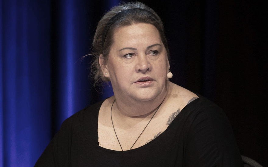 Ilka Bessin sieht traurig zur Seite