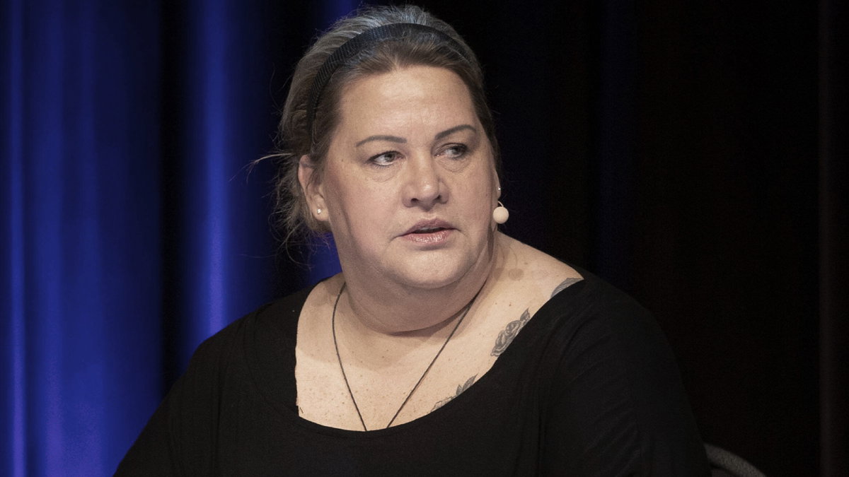 Ilka Bessin sieht traurig zur Seite