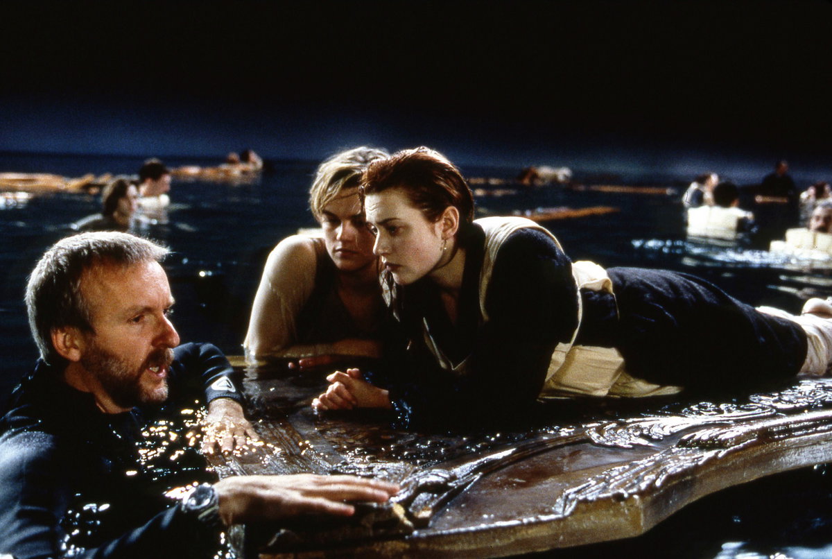 "Titanic"-Regisseur James Cameron bei den Dreharbeiten mit Kate Winslet und Leonardo DiCaprio auf der Tür im Wasser