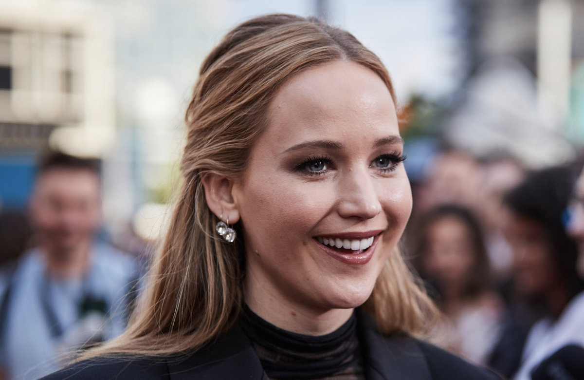 Jennifer Lawrence strahlt in Berlin in die Kamera.