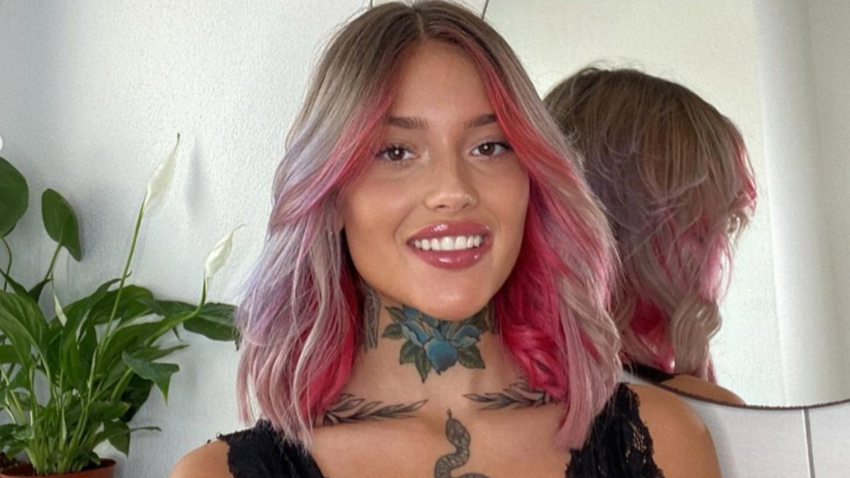Jill Lange trägt pinke Strähnchen