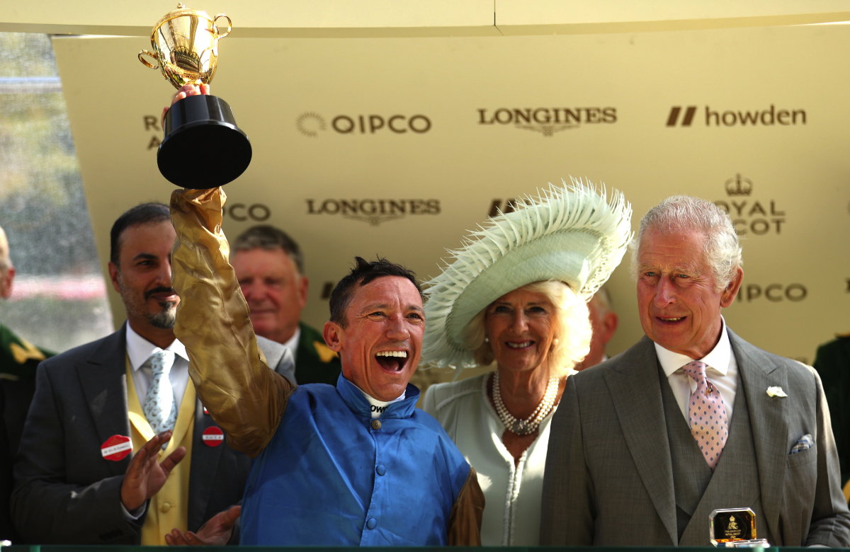 Königin Camilla, König Charles III. und der Gewinner des Ascot Pferderennen.