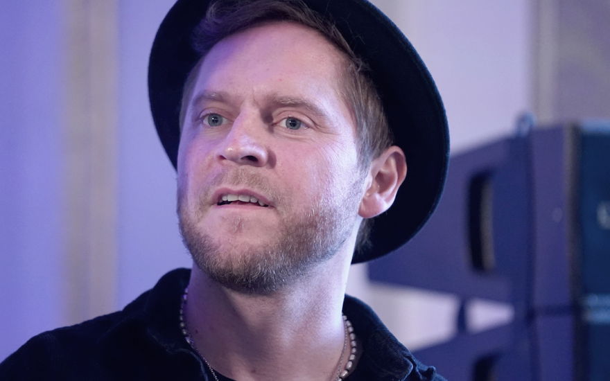 Johannes Oerding sieht nachdenklich zur Seite