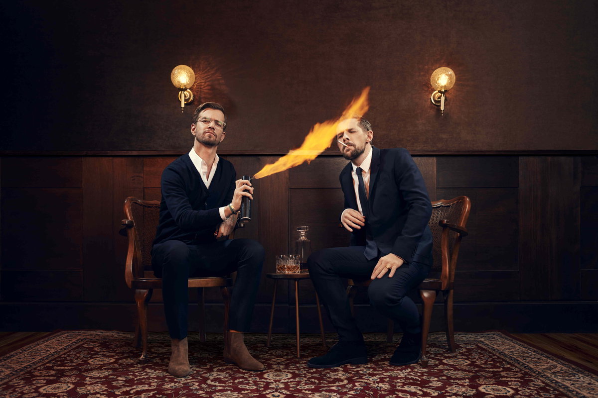 Joko zündet Klaas mit einer XL-Flamme eine Zigarette an