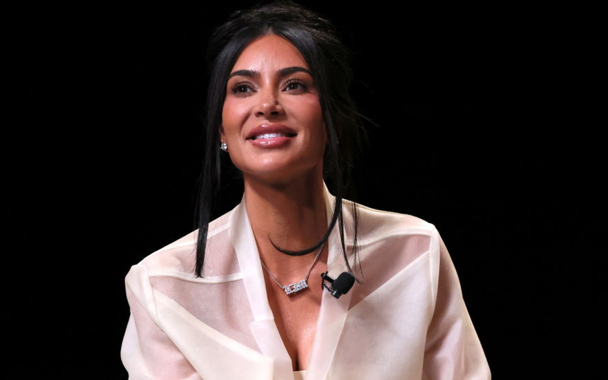 Laut Kim Kardashian: Lila Zahnpasta ist DIE Geheimwaffe für weiße Zähne 