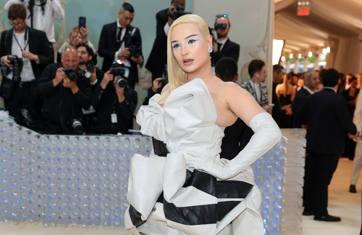 Kim Petras posiert für Fotografen