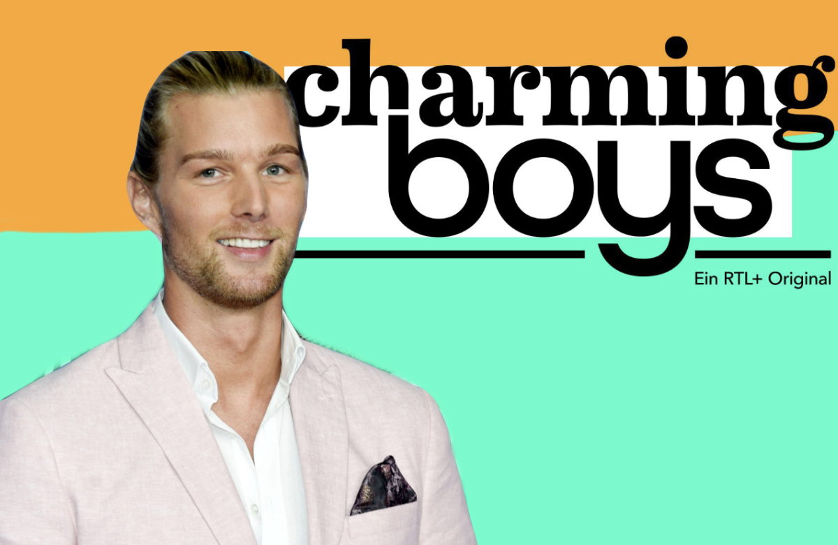 Kim Tränka lächelt vor "Charming Boys"-Logo