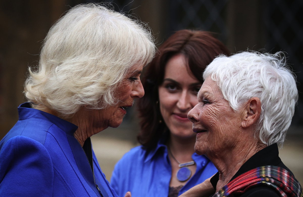 Königin Camilla und Dame Judi Dench.
