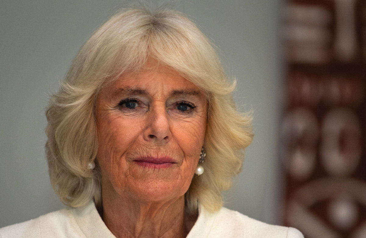 Königin Camilla schaut bissig.