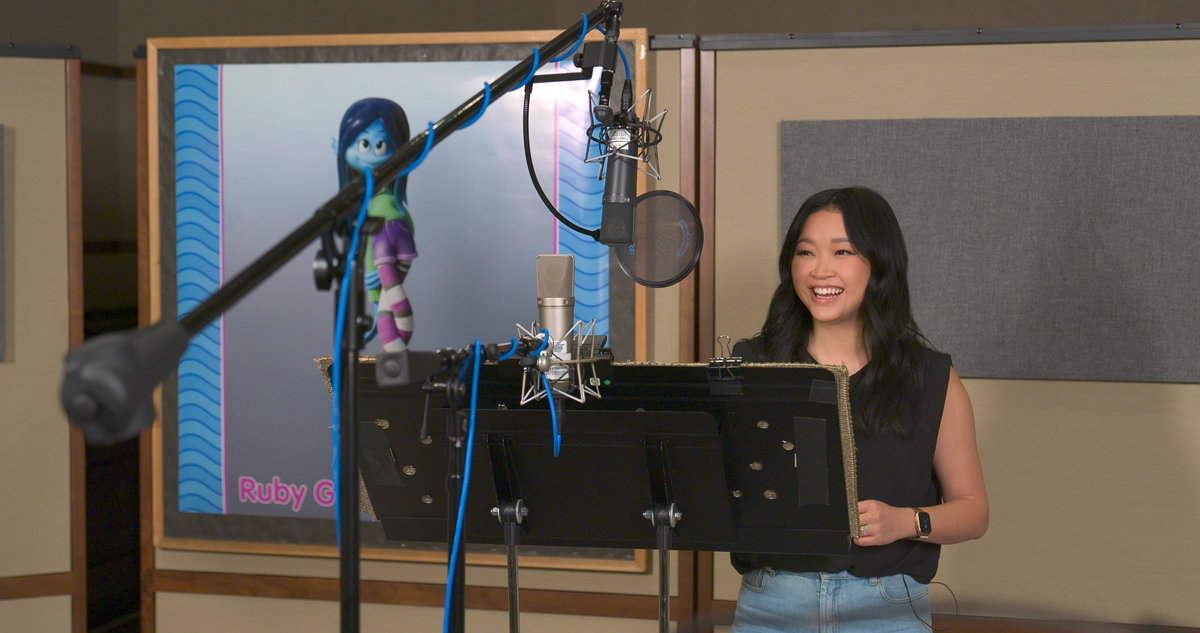 Lana Condor im Synchronstudio für "Ruby taucht ab"