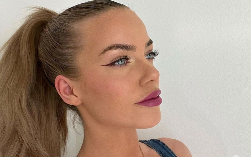 Laura Maria Rypa Selfie mit langen Wimpern