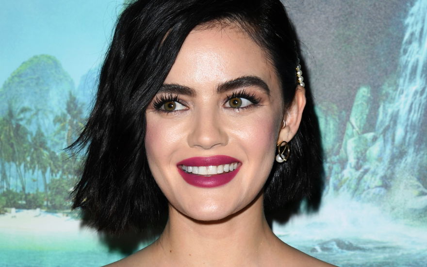 Lucy Hale lächelt
